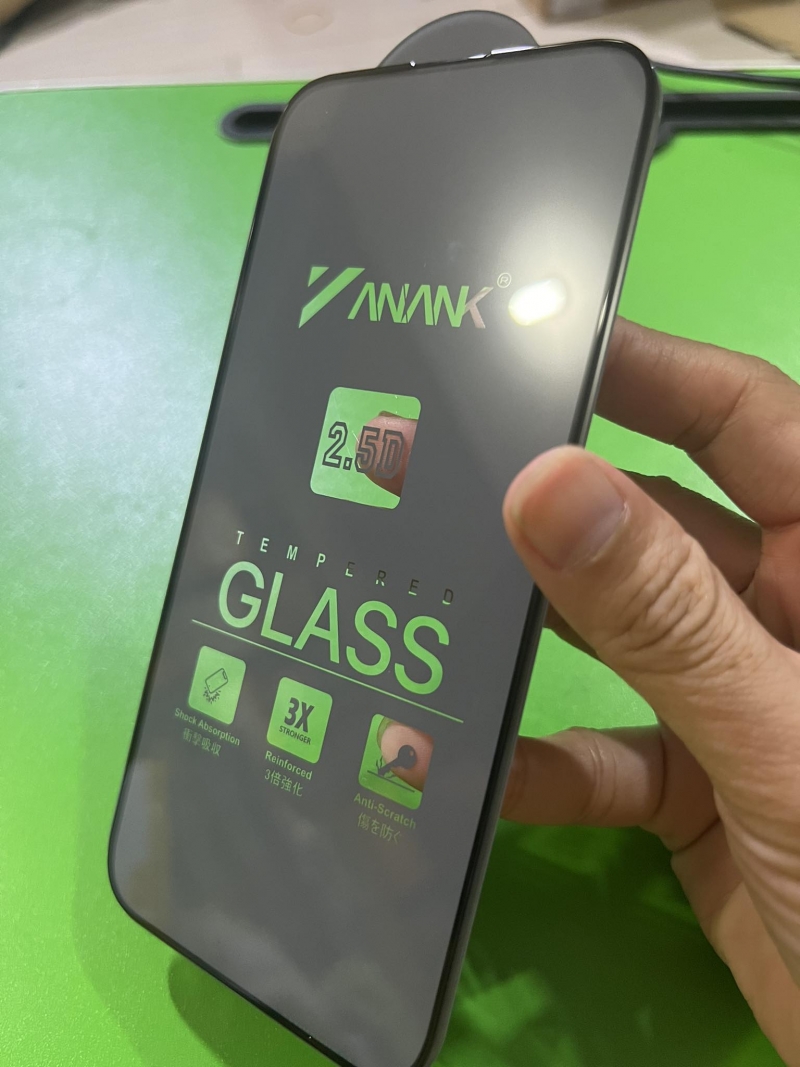 Kính Cường Lực iPhone 15 Pro Max Glass Hiệu Anank Chính Hãng Chất Lượng được phủ một lớp chống chói vẫn cho ta hình ảnh với độ nét cao so với hình ảnh hiển thị gốc, có khả năng chống trầy chống va đập tốt.